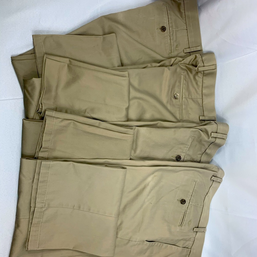 Dockers khakis a pair of 4